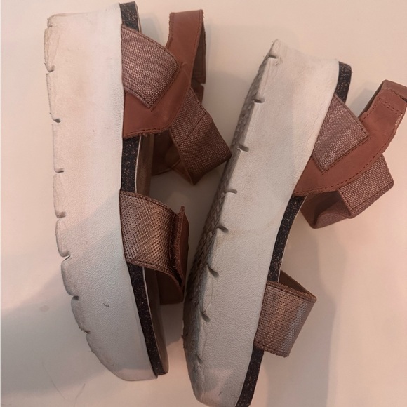OTBT copper platform Sandals with leather trim White Soles
Size 8.5 - Picture 2 of 3